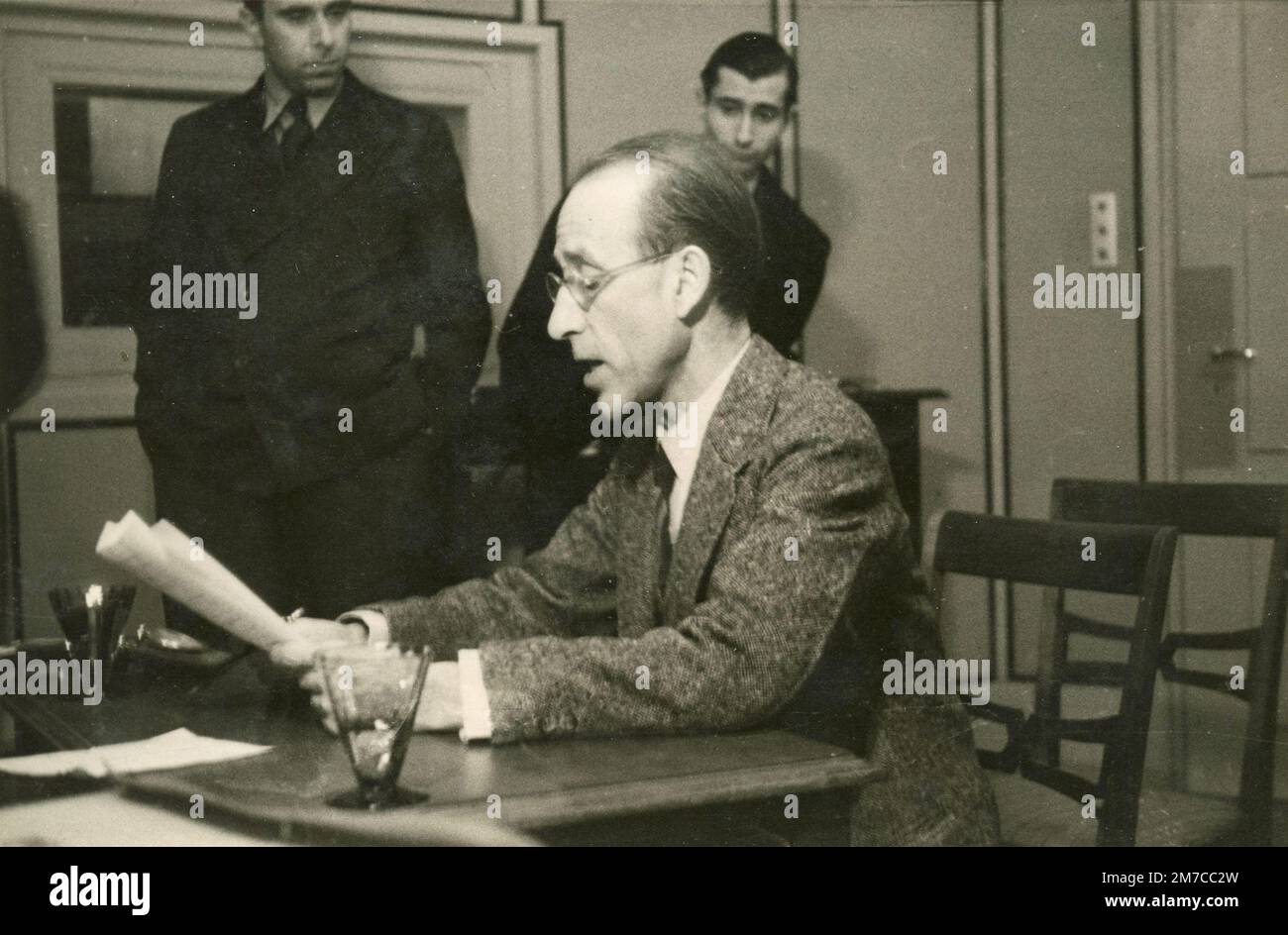 Bill Hard, animateur de radio américaine, a lu le rapport de la session de  l'ONU à radio Suisse, Genève, Suisse 1960s Photo Stock - Alamy