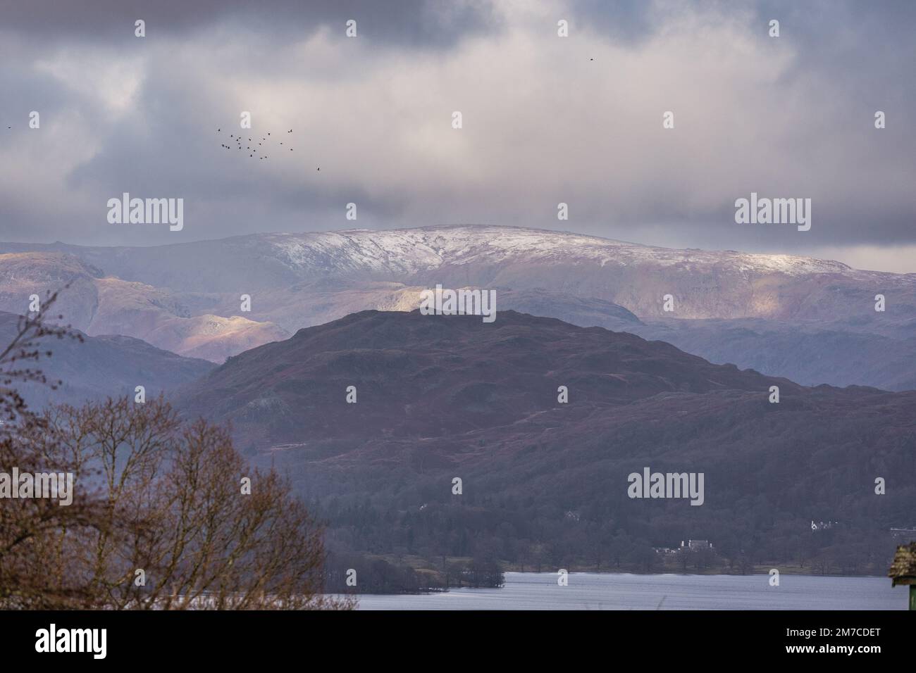 Lac Windermere Cumbria 9th janvier 2023 .UK Météo neige de nuit sur les coquillages au-dessus du lac Windermere crédit: Gordon Shoosmith/Alay Live News Banque D'Images