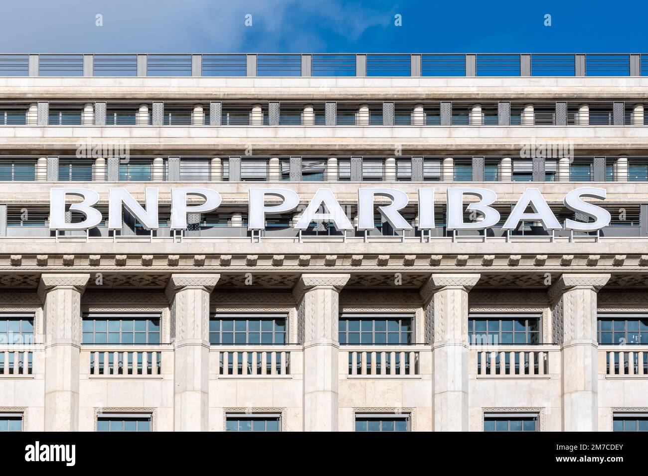 Panneau au-dessus du siège de la banque BNP Paribas situé sur le boulevard des Italiens à Paris, France Banque D'Images