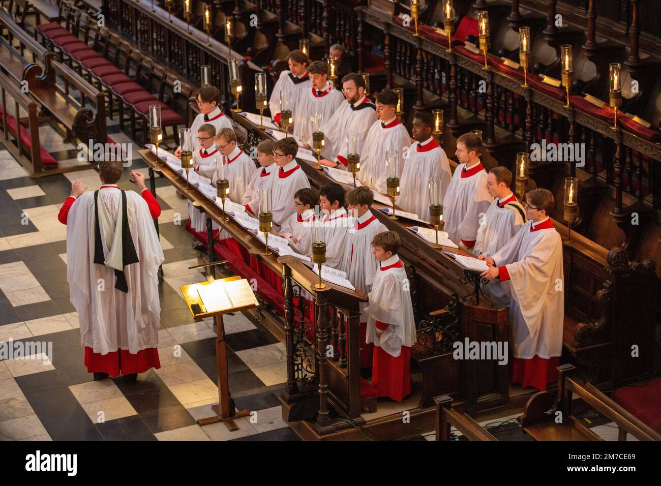 La photo datée de 10 décembre montre la répétition du Choeur du King’s College pour l’enregistrement à la télévision du célèbre service de chants de noël à la chapelle du King’s College Banque D'Images