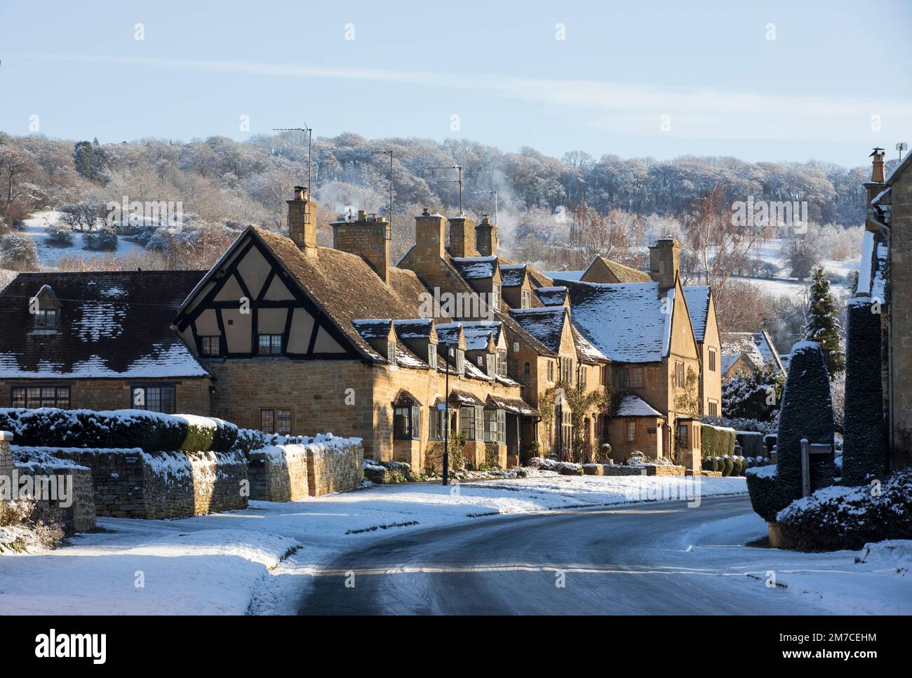 Une matinée enneigée dans le village de Broadway, dans le Cotswold, à Worcestershire, au Royaume-Uni. Banque D'Images