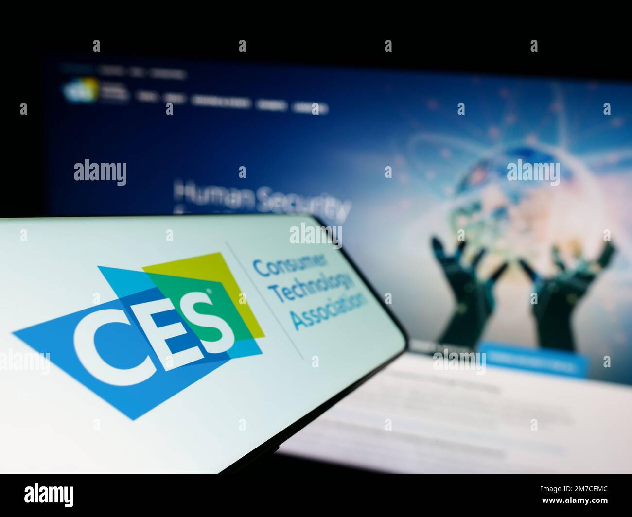 Smartphone avec logo de l'organisation commerciale Consumer Technology Association (CTA) à l'écran avec site Web. Mise au point au centre-gauche de l'écran du téléphone. Banque D'Images