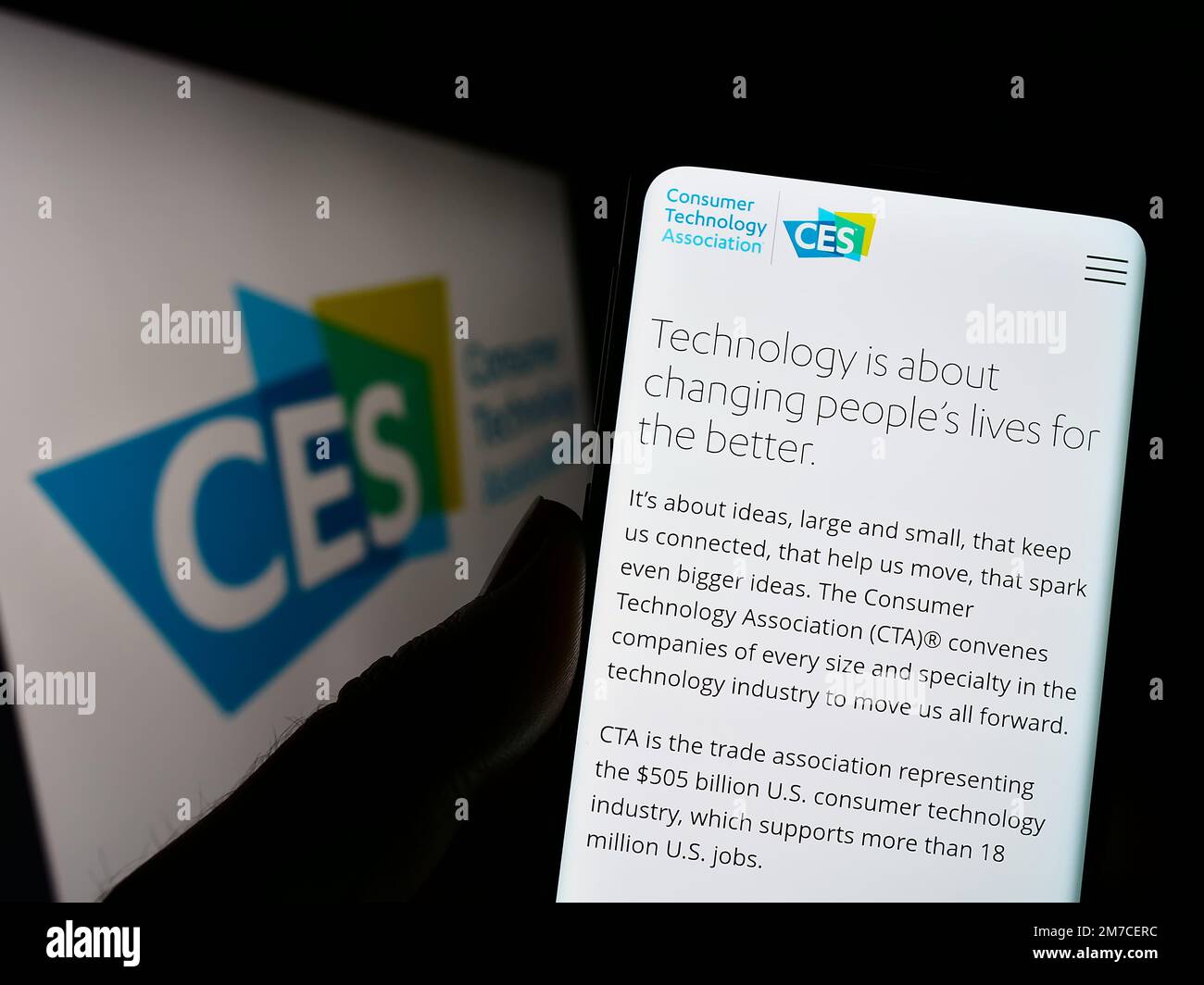 Personne tenant un téléphone portable avec la page Web de l'Association américaine de technologie des consommateurs (CTA) à l'écran devant le logo. Concentrez-vous sur le centre de l'écran du téléphone. Banque D'Images