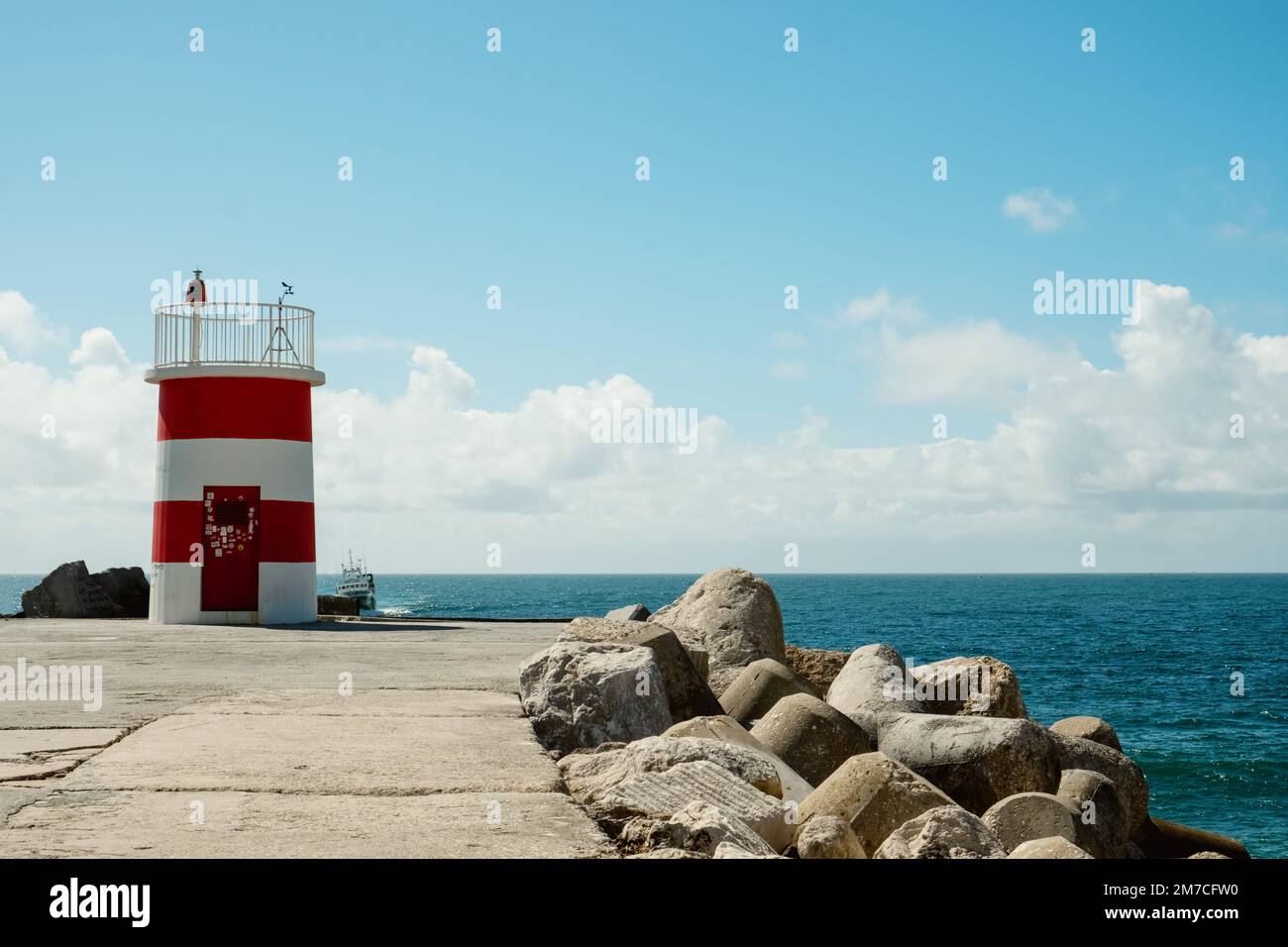 Une belle photo d'un phare dans la ville de Nazare, Portugal. Banque D'Images