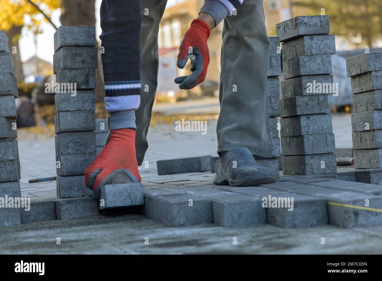 Dans la cour principale de maison pose des dalles de briques en béton gris sur le fond de fondation de sable pour paver des briques. Banque D'Images