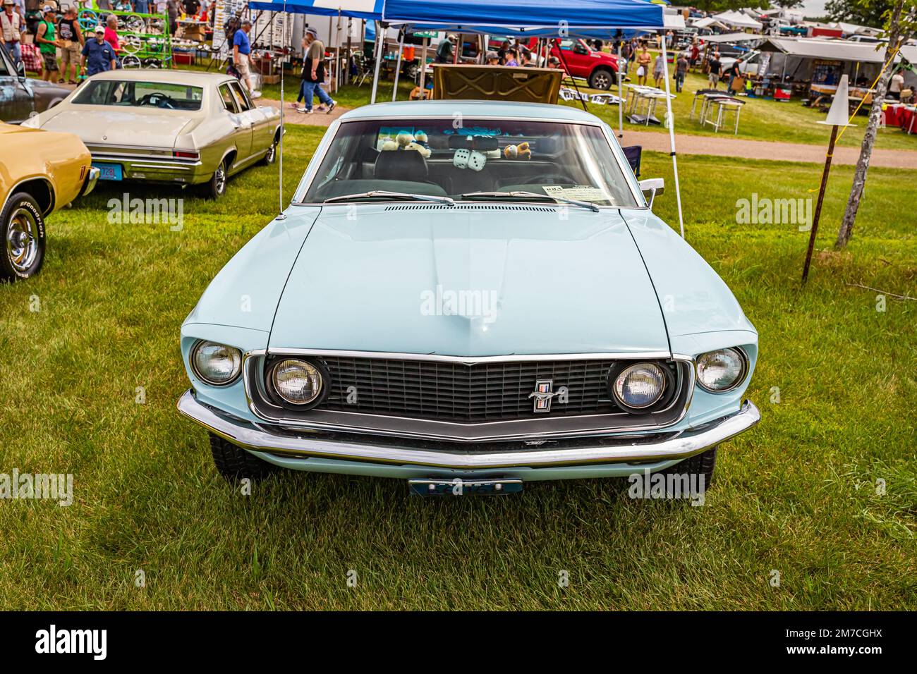 Iola, WI - 07 juillet 2022 : vue de face d'une Ford Mustang Hardtop coupé 1969 lors d'un salon de voiture local. Banque D'Images