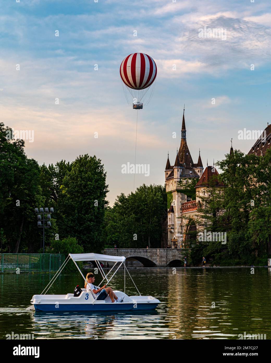 Nouvelle attraction touristique à Budapest Hongrie. La montgolfière se trouve sur le parc de la ville de Budapest. Près du célèbre château de Vajdahunyad et de flo Banque D'Images