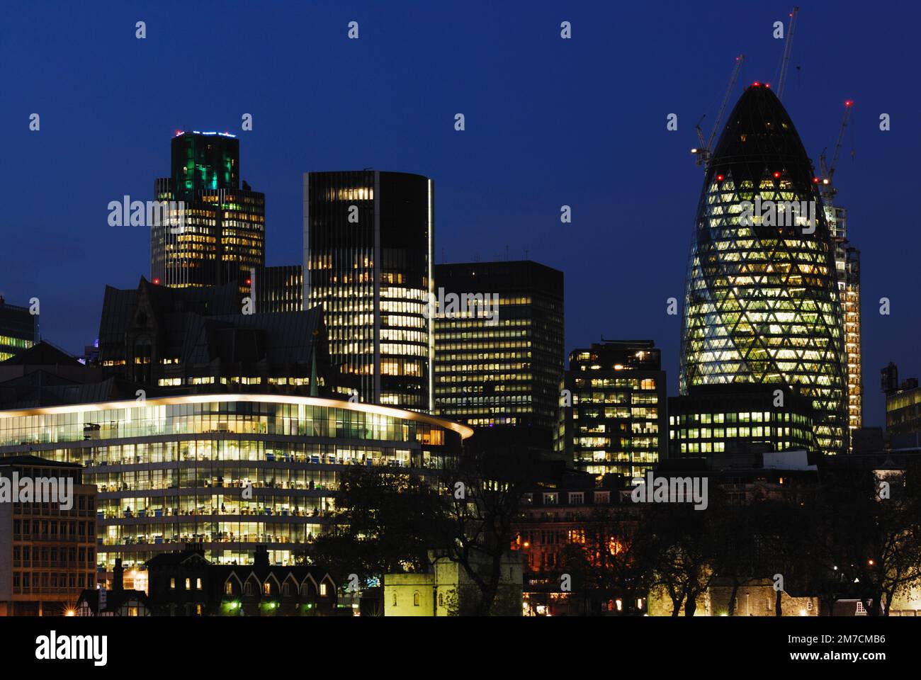 Bâtiments de la ville de Londres au crépuscule, Londres Royaume-Uni, y compris le Gherkin et la tour NatWest, vue de la rive sud Banque D'Images