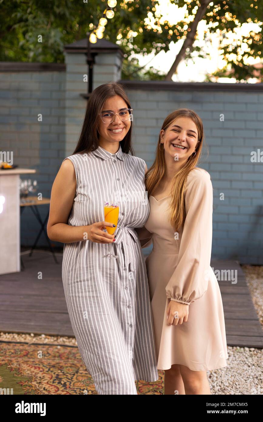 Des amis féminins dans un jardin fête. Les jeunes filles s'amusent un jour d'été ensoleillé. Meilleurs amis. fête d'anniversaire Banque D'Images