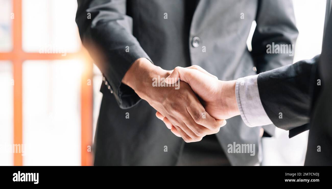 Les gens d'affaires se secouent la main, finissant la réunion, l'étiquette d'affaires, la félicitations, la fusion et le concept d'acquisition Banque D'Images