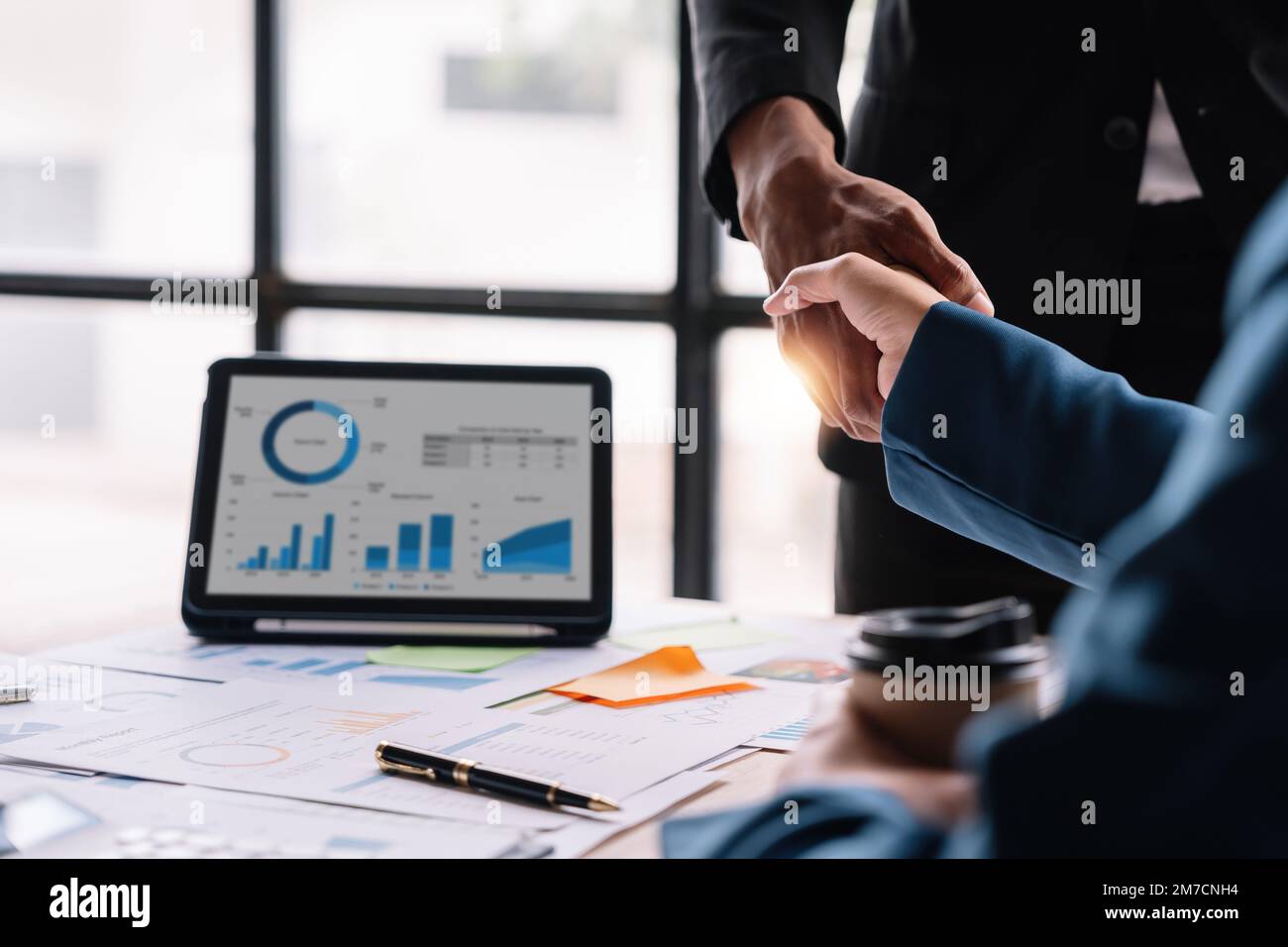 Les gens d'affaires se secouent la main, finissant la réunion, l'étiquette d'affaires, la félicitations, la fusion et le concept d'acquisition Banque D'Images