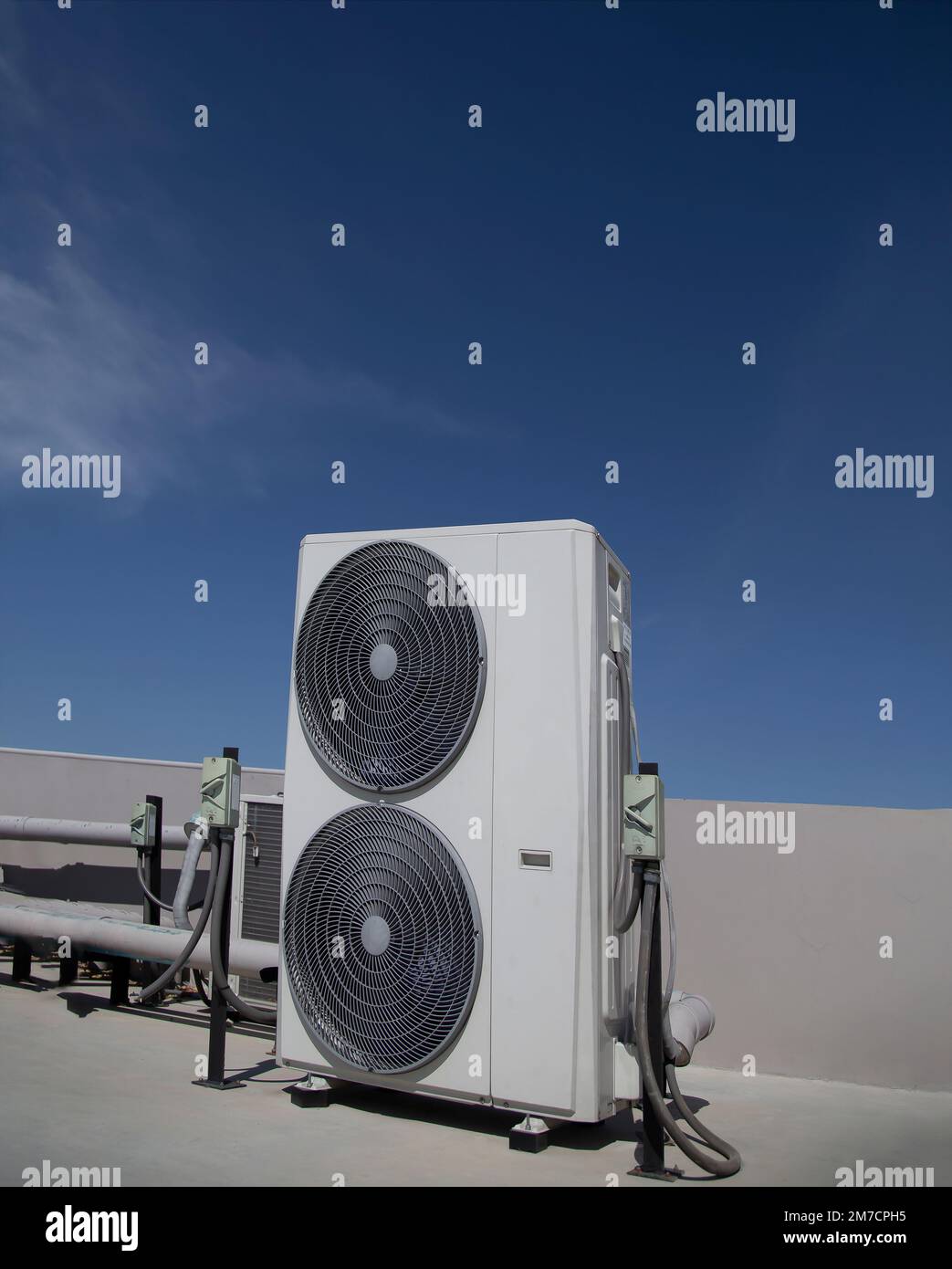 installation du compresseur de l'unité extérieure de climatisation à l'extérieur du bâtiment. Banque D'Images