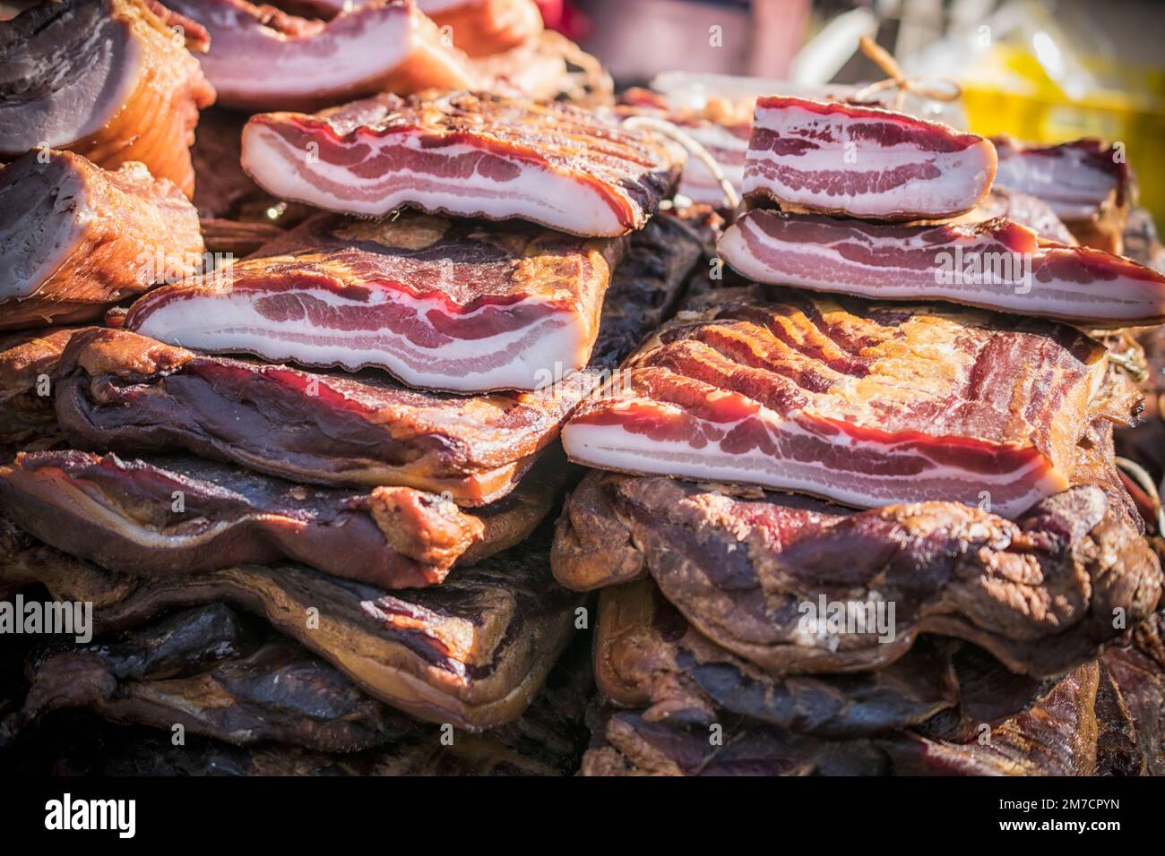 Une cabine extérieure avec des morceaux de bacon et de viande séchée vendus Banque D'Images