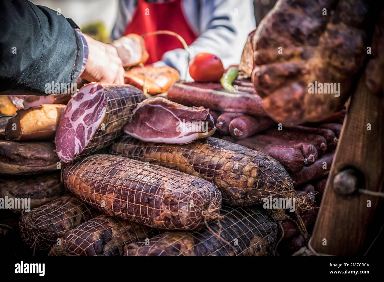 Une cabine extérieure avec des morceaux de bacon et de viande séchée vendus Banque D'Images