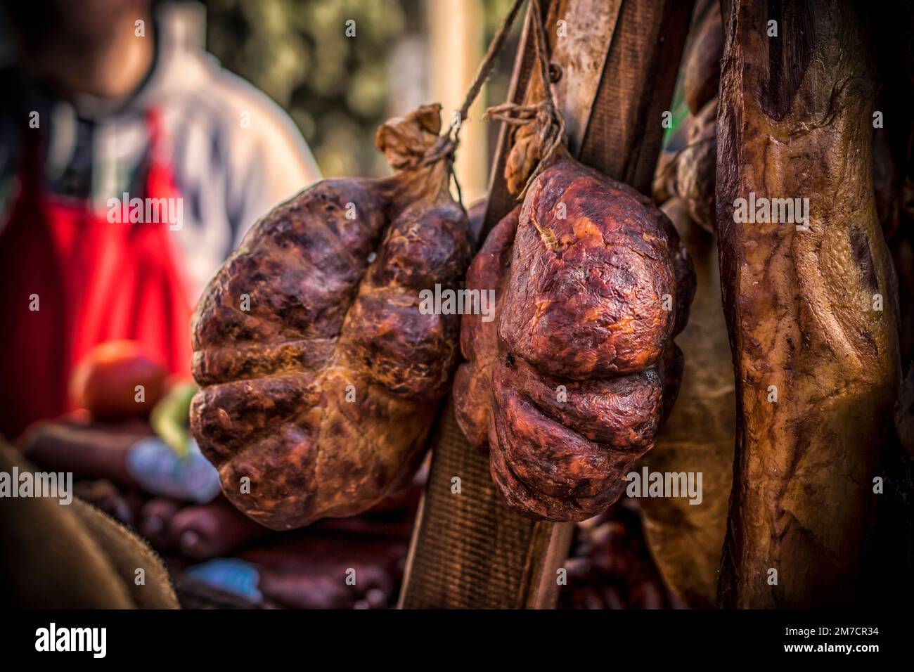 Une cabine extérieure avec des morceaux de kulen et de viande séchée vendus Banque D'Images