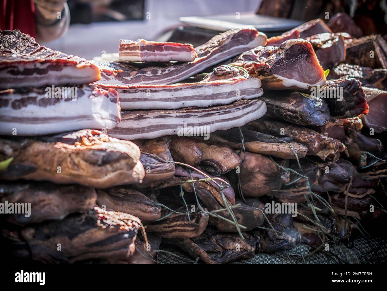 Une cabine extérieure avec des morceaux de bacon et de viande séchée vendus Banque D'Images