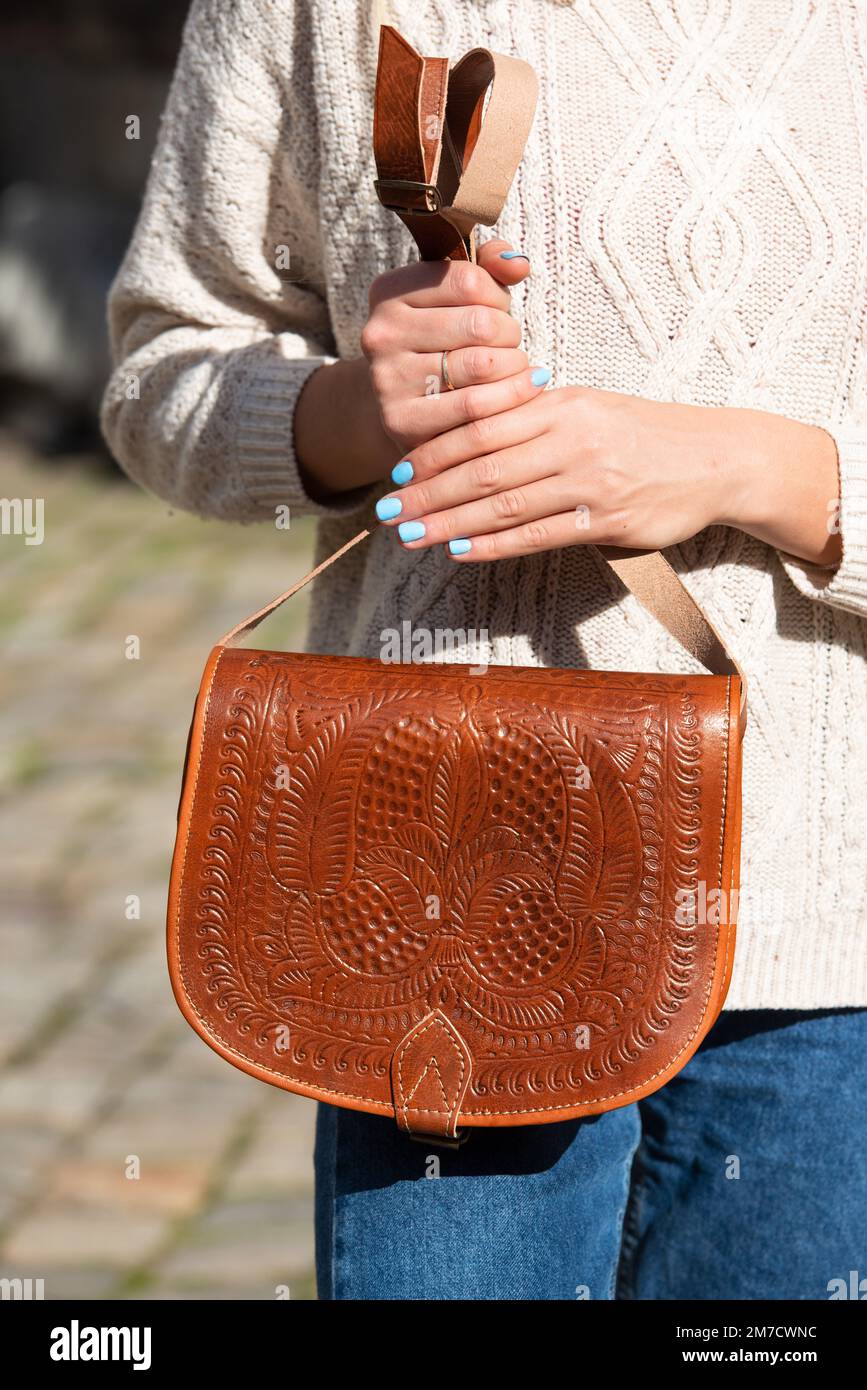 petit sac en cuir marron clair pour femmes avec motif sculpté. photo de rue Banque D'Images
