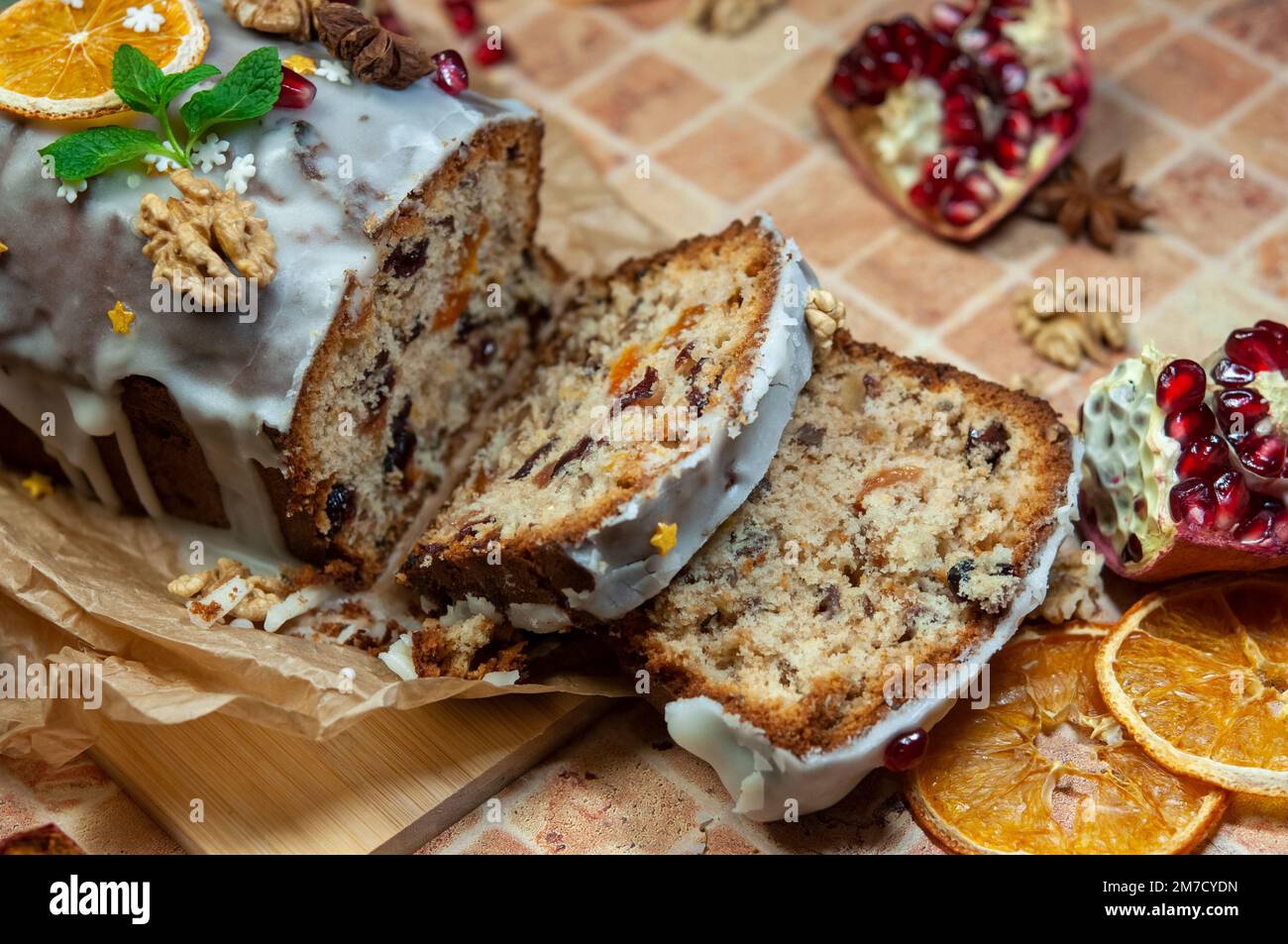 Pollen de Noël avec fruits confits et fruits secs sur parchemin. Stollen - pain allemand traditionnel mangé pendant la saison de Noël. Stollen on W Banque D'Images