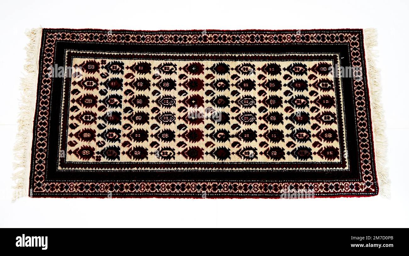 Différents beaux tapis artisanaux turcs orientaux sur fond blanc Banque D'Images