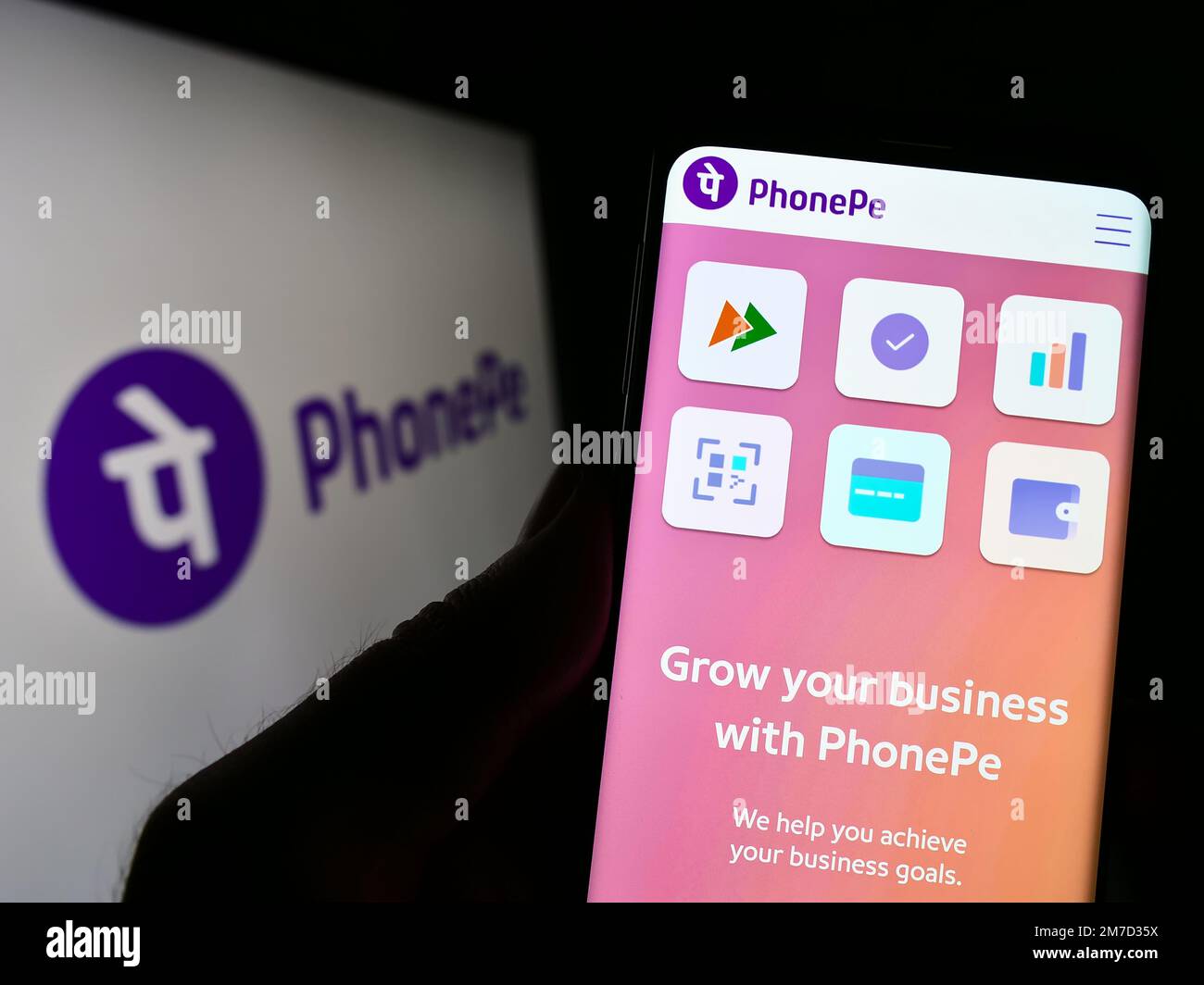 Personne tenant un smartphone avec la page Web de la société de paiement indienne PhonePe Pvt. Ltd. À l'écran devant le logo. Concentrez-vous sur le centre de l'écran du téléphone. Banque D'Images