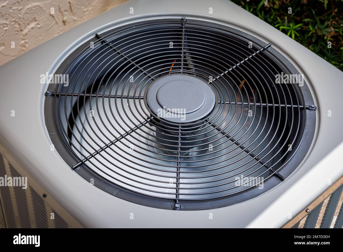 Vue de dessus du ventilateur de l'unité de climatisation HVAC résidentielle moderne. Banque D'Images