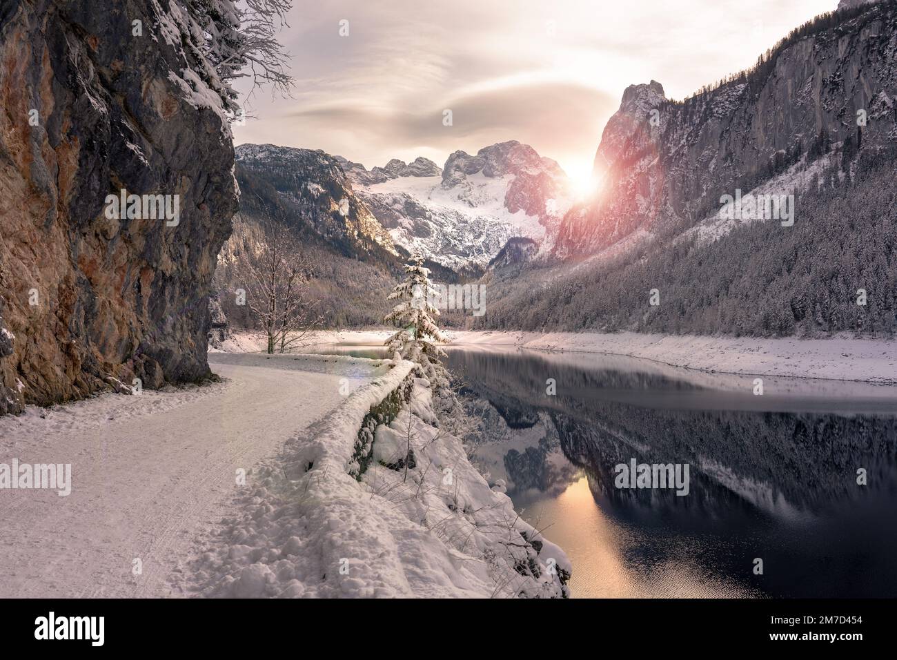 Magnifique paysage d'hiver enneigé avec la montagne de Dachstein et Goausee en Autriche près du coucher de soleil de Hallstatt Banque D'Images