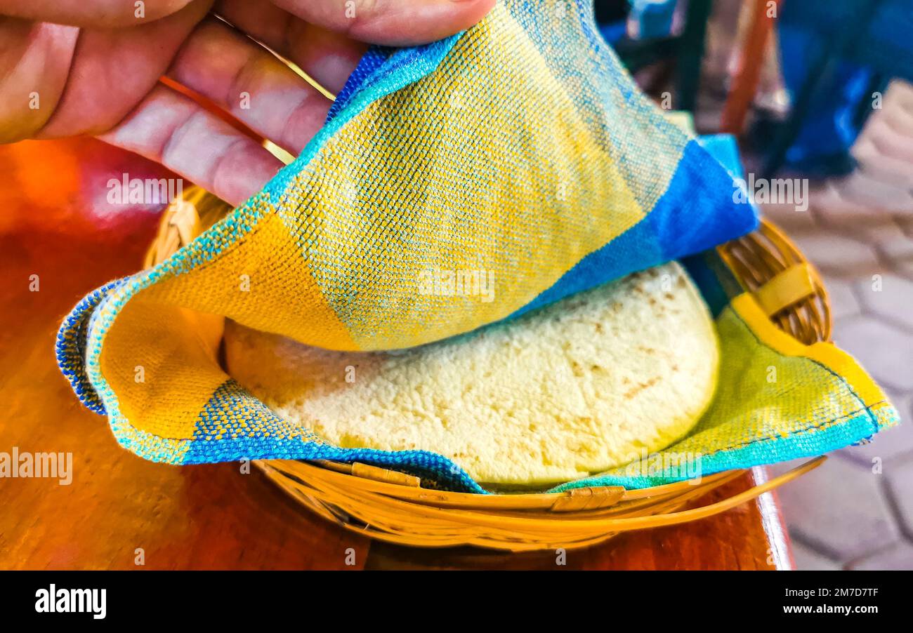 Plats mexicains typiques Tortas Tacos Empanadas tortillas et tamales à El Cafecito à Zicatela Puerto Escondido Oaxaca Mexique. Banque D'Images