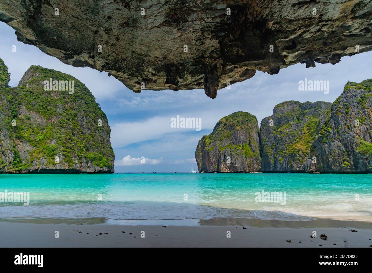 Paysage marin incroyablement beau de la baie Maya sur l'île de Phi Phi Leh, Thaïlande Banque D'Images