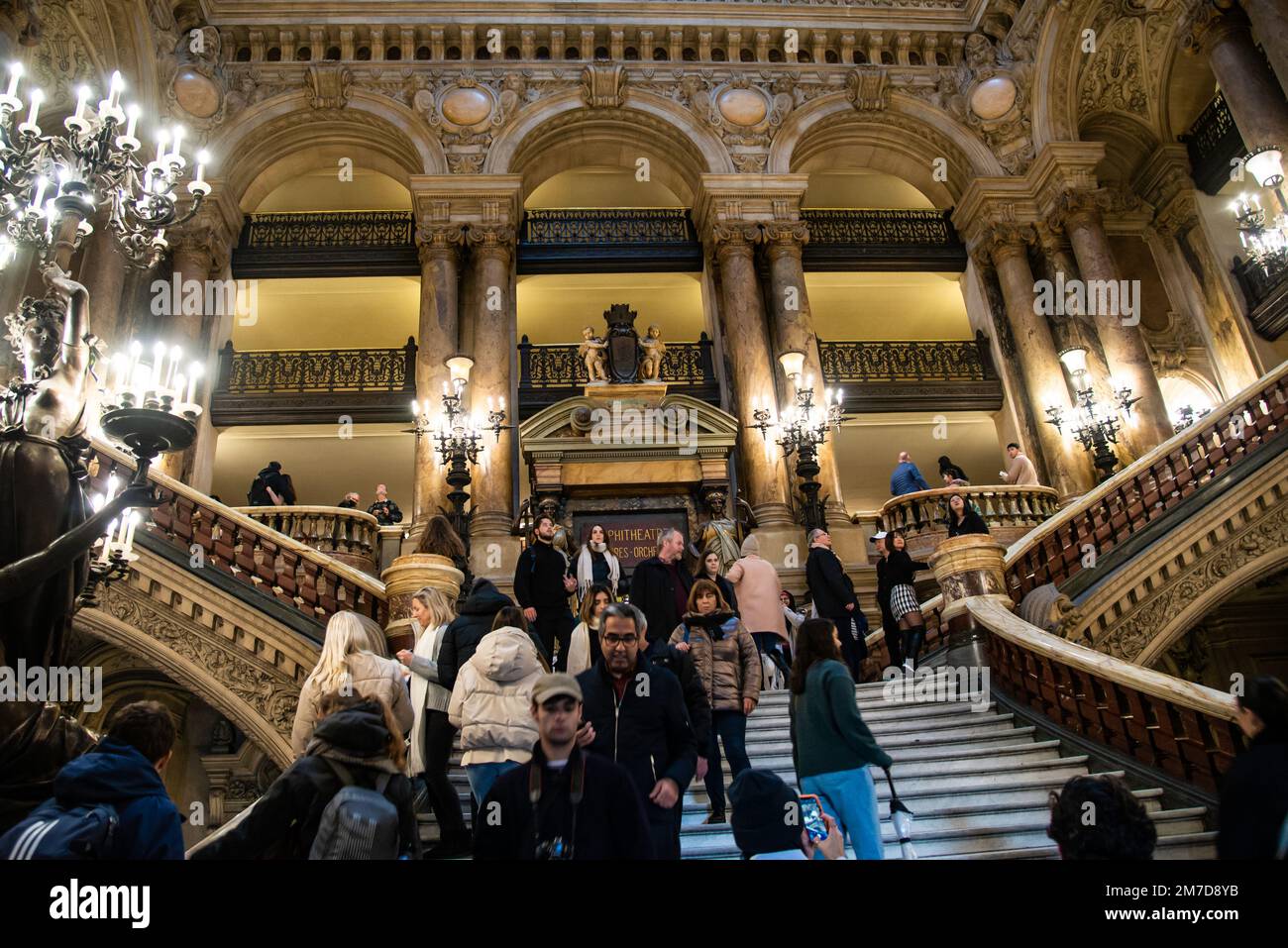 Paris, France - décembre 26 2022 : la décoration raffinée et le magnifique plafond de l'Opéra de Paris Banque D'Images