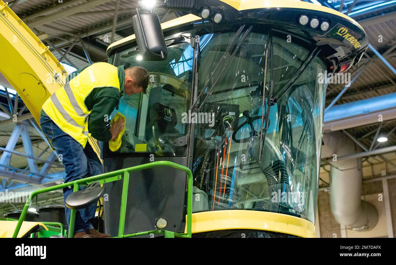 NEC Birmingham, Royaume-Uni. 9th janvier 2023. Apporter la touche finale à l'une des grandes machines, lors du salon LAMMA sur les machines agricoles et la technologie au NEC de Birmingham. Crédit : John Eveson/Alamy Live News Banque D'Images