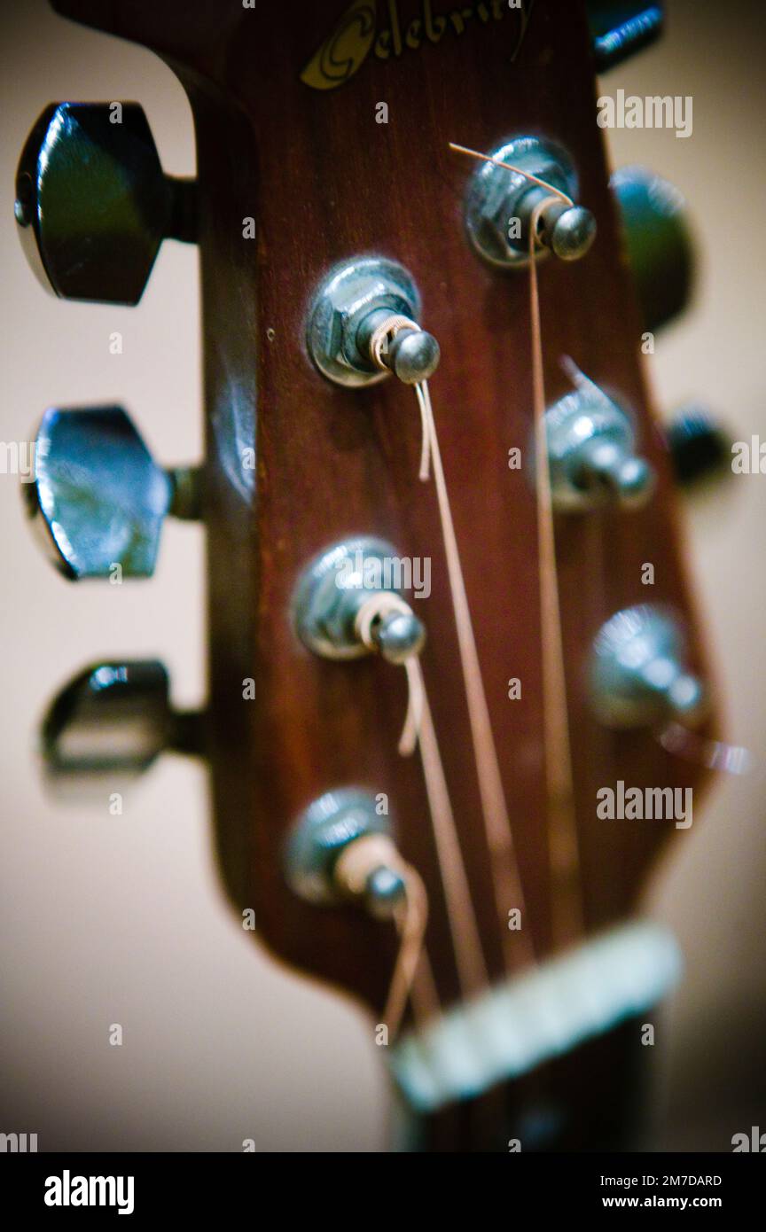 Gros plan d'une tête de guitare montrant les têtes de machine où les cordes  sont enroulées autour pour régler l'instrument Photo Stock - Alamy