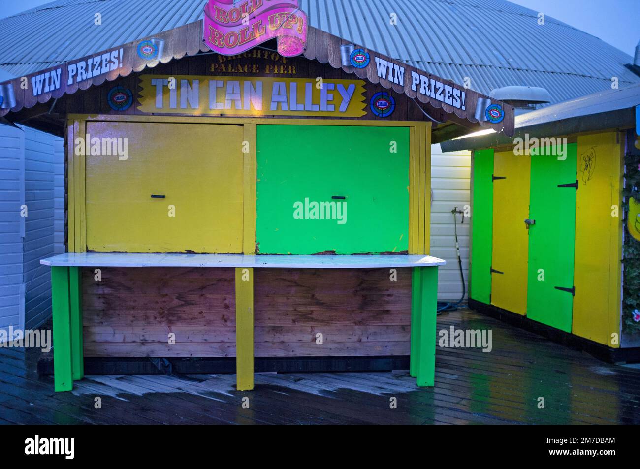 Chalets verts et jaunes sur Brighton Pier Banque D'Images