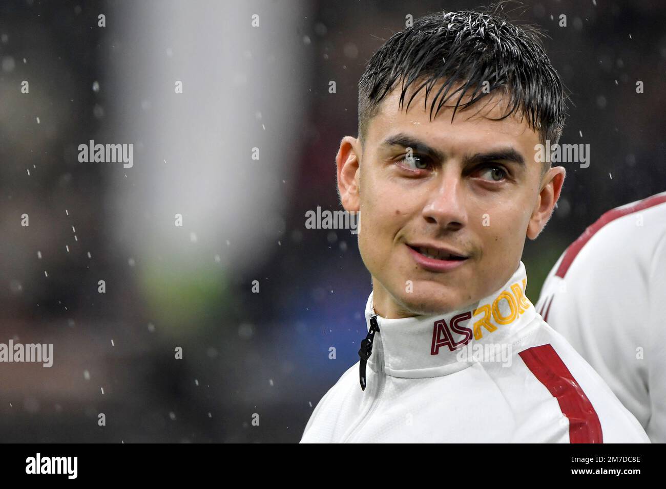 Paulo Dybala d'AS Roma regarde pendant la série Un match de football entre AC Milan et AS Roma. Milan et Rome ont attiré 2-2. Banque D'Images