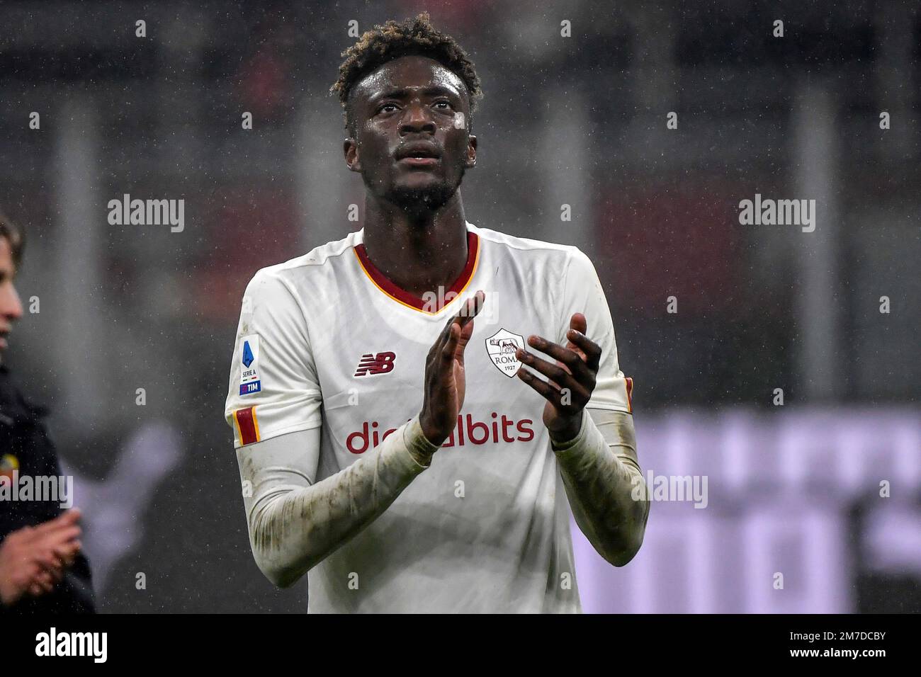 Tammy Abraham d'AS Roma claque les fans alors qu'il célèbre à la fin de la série Un match de football entre AC Milan et AS Roma. Milan et Roma Drew 2- Banque D'Images