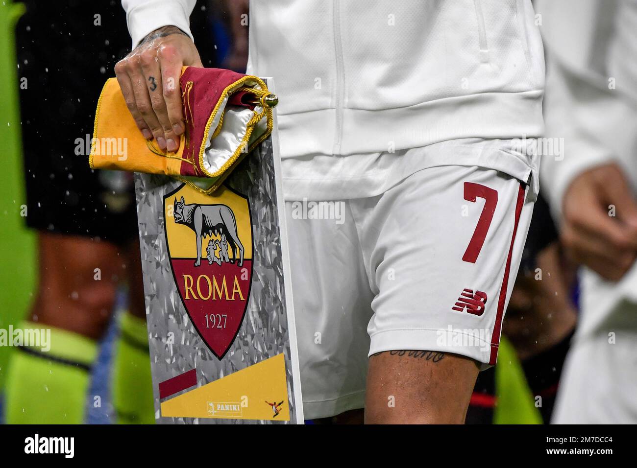 COMME le Roma Lorenzo Pellegrini tient une grande reproduction de l'autocollant Panini de l'emblème Roma pendant la présentation de l'équipe devant la Serie A Socce Banque D'Images