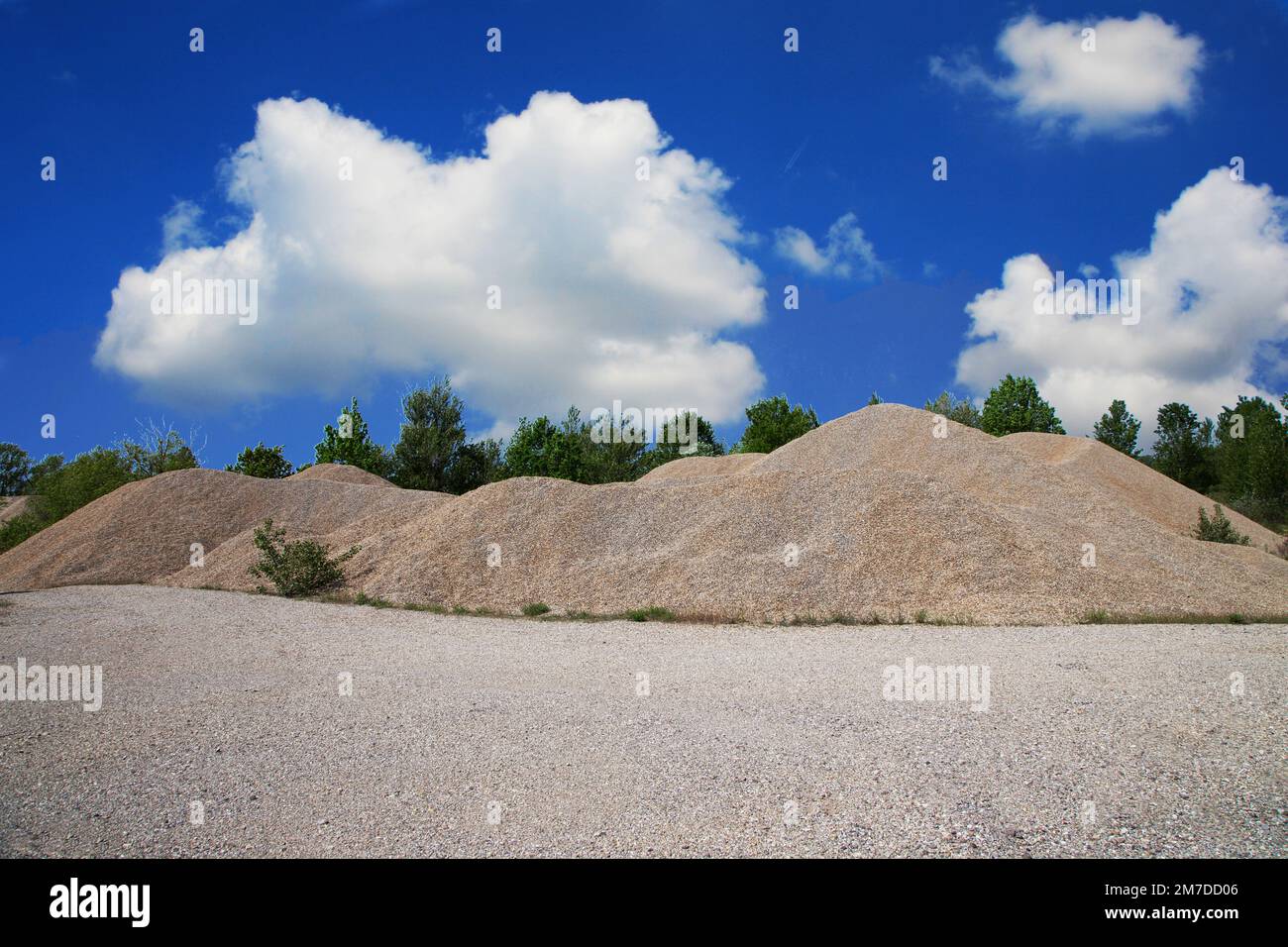 Gravier de construction de dépôts paysage avec des nuages Banque D'Images