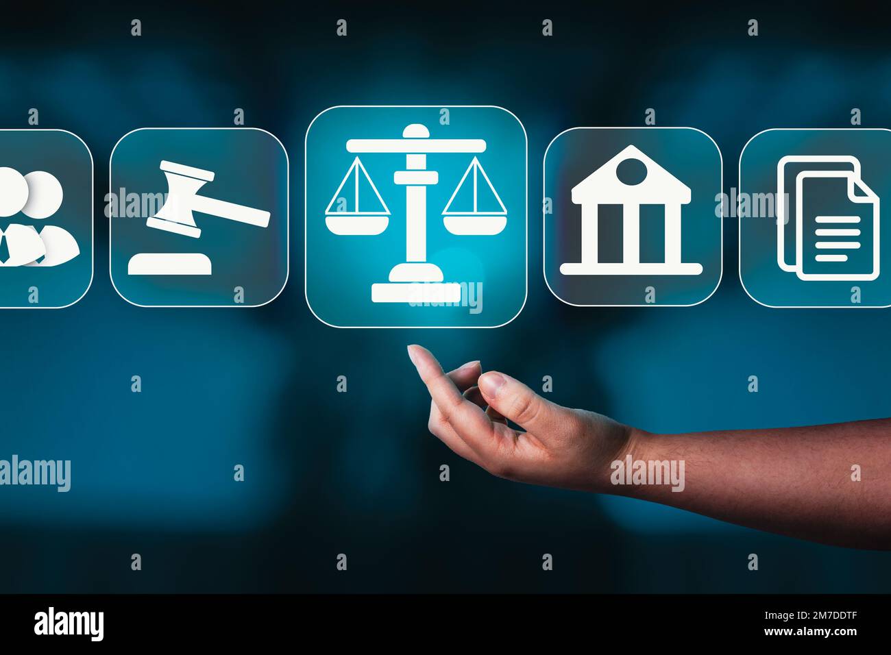 Femme main choisir le service de conseil juridique de technologie. Équilibre de la justice. Droit et défense. Banque D'Images
