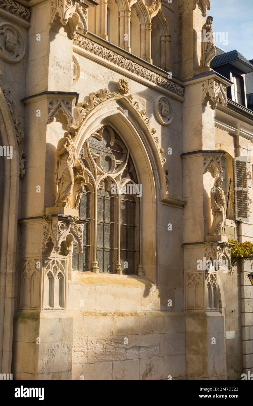 Des sculptures et des pierres récemment rénovées et nettoyées, notamment des statues de saints et une fenêtre voûtée sur la façade de l'abbaye-église d'Hautecombe à Saint-Pierre-de-Curtille près d'Aix-les-bains en Savoie, en France. (133) Banque D'Images