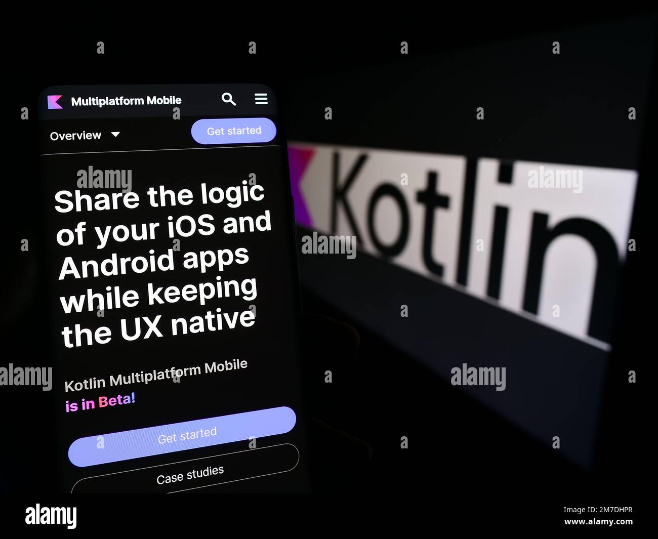 Personne tenant le téléphone mobile avec la page web du langage de programmation Kotlin à l'écran devant le logo. Concentrez-vous sur le centre de l'écran du téléphone. Banque D'Images