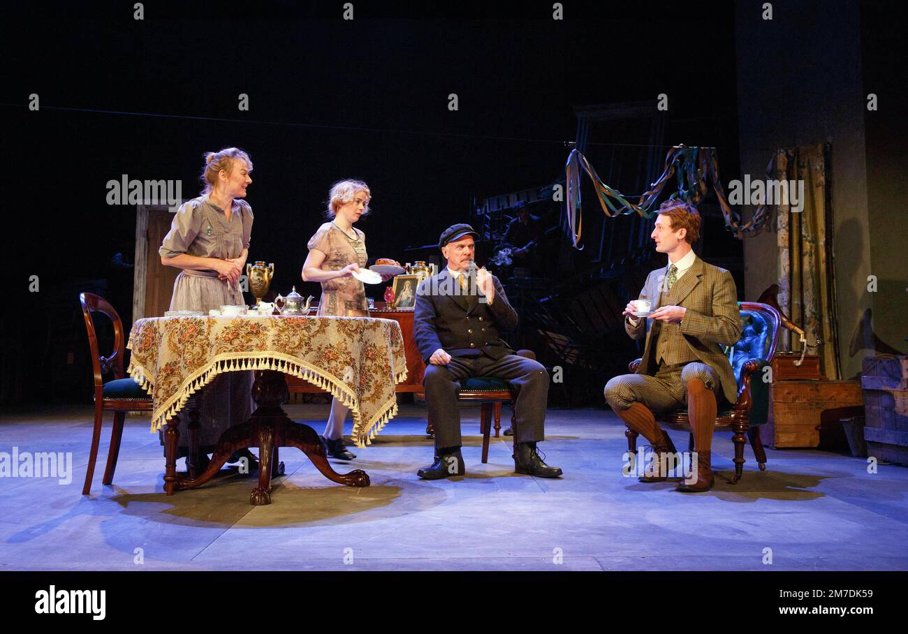 l-r: Niamh Curack (Juno Boyle), des McAleer (Capitaine Jack Boyle), Maureen O'Connell (Mary Boyle), Robin Morrissey (Charles Bentham) à JUNO ET LE PAYCOCK par Sean O'Casey à la Bristol Old Vic, Bristol, Angleterre 10/09/2014 co-production avec Everymant'Hare: Peter Robinot'Goymat's Design Banque D'Images