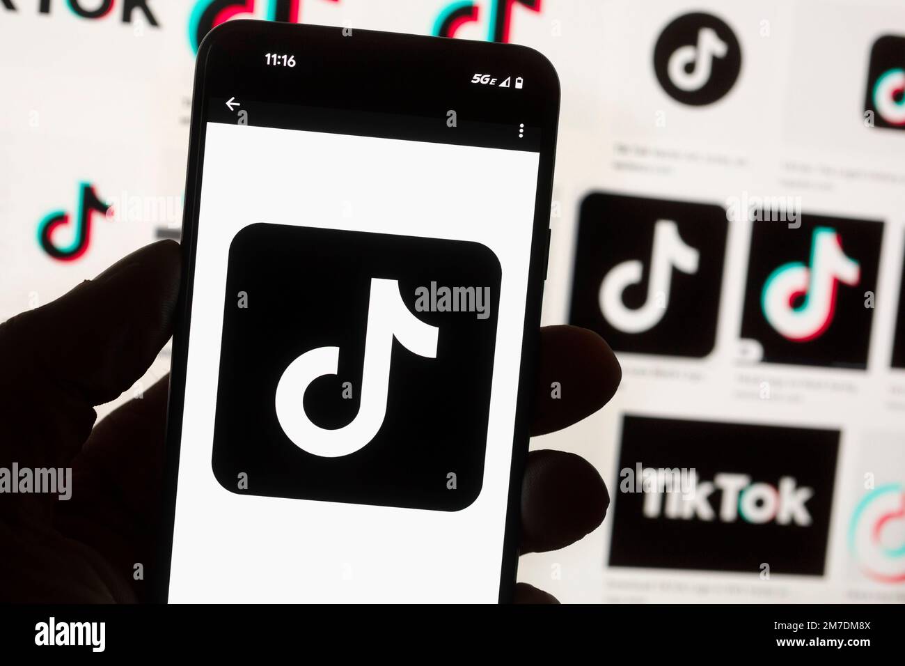 FILE - The TikTok logo is seen on a cell phone on Oct. 14, 2022, in Boston. Georgia Gov. Brian Kemp on Thursday, Dec. 15, 2022, immediately banned the use of TikTok and two popular messaging applications from all computer devices controlled by Georgia's state government, saying the Chinese government may be able to access users' personal information. (AP Photo/Michael Dwyer, File) Banque D'Images