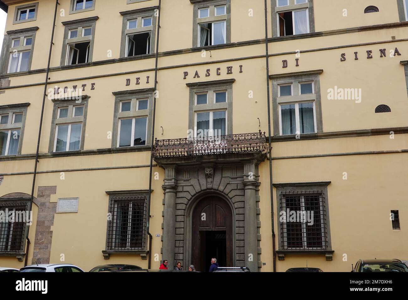Les gens à l'extérieur de la Banca Monte dei Paschi di Siena, entrée  extérieure dans un bâtiment typiquement toscan, Piazza Bernardini, Lucca,  Toscane, Italie Photo Stock - Alamy