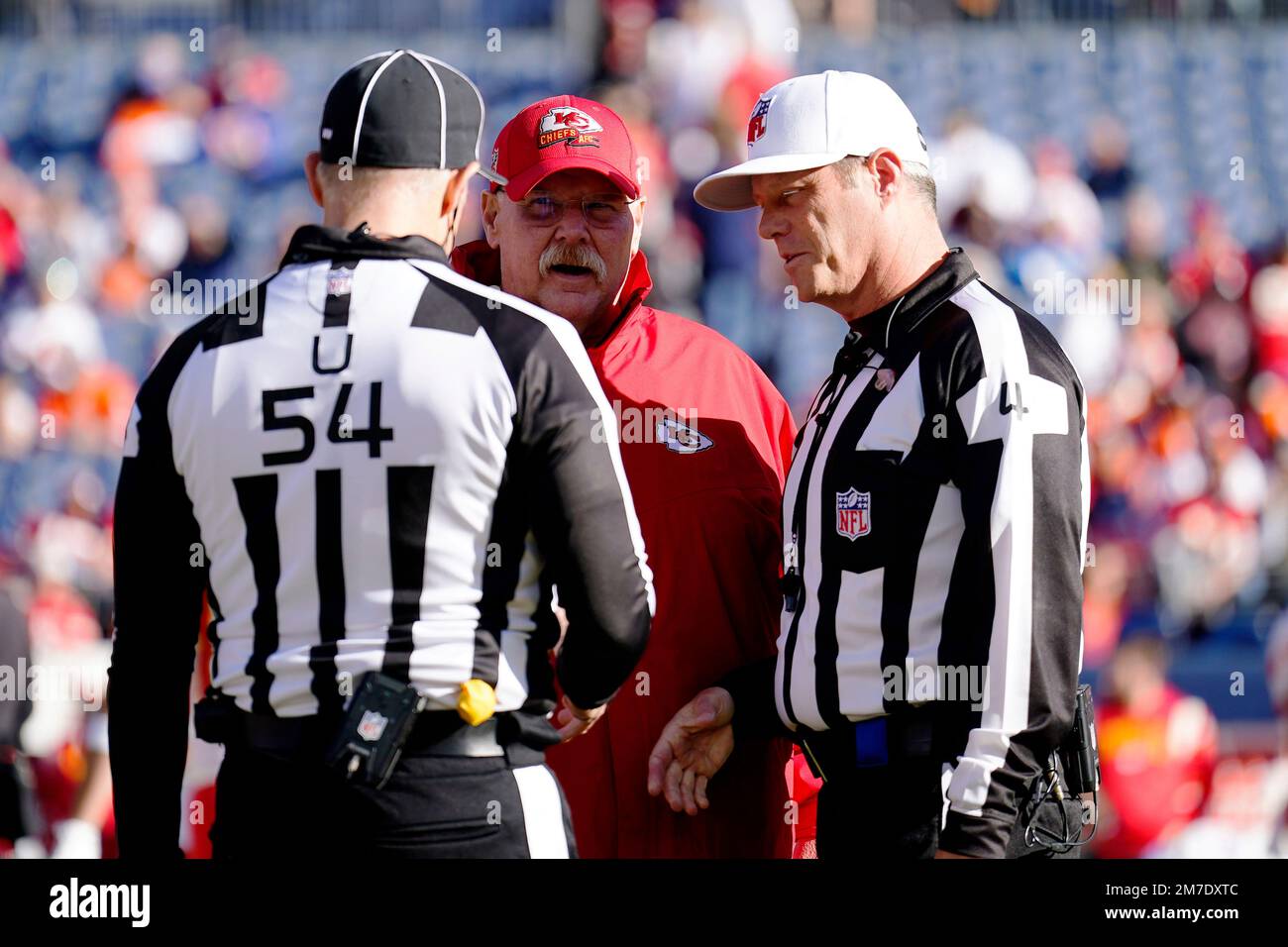Kansas City Chiefs head coach Andy Reid talks with umpire Steve Woods (54) and referee Craig Wrolstad (4) before an NFL football game against the Denver Broncos, Sunday, Dec. 11, 2022, in Denver. (AP Photo/Jack Dempsey) Banque D'Images