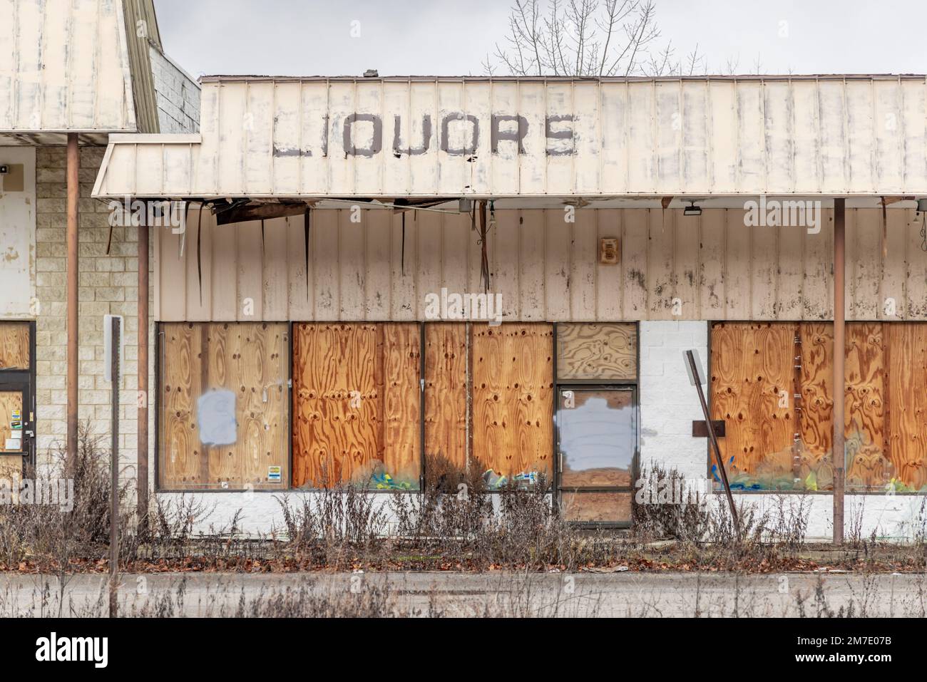 Un magasin de vins et spiritueux longtemps fermé dans un centre commercial fermé à Fishkill, NY Banque D'Images