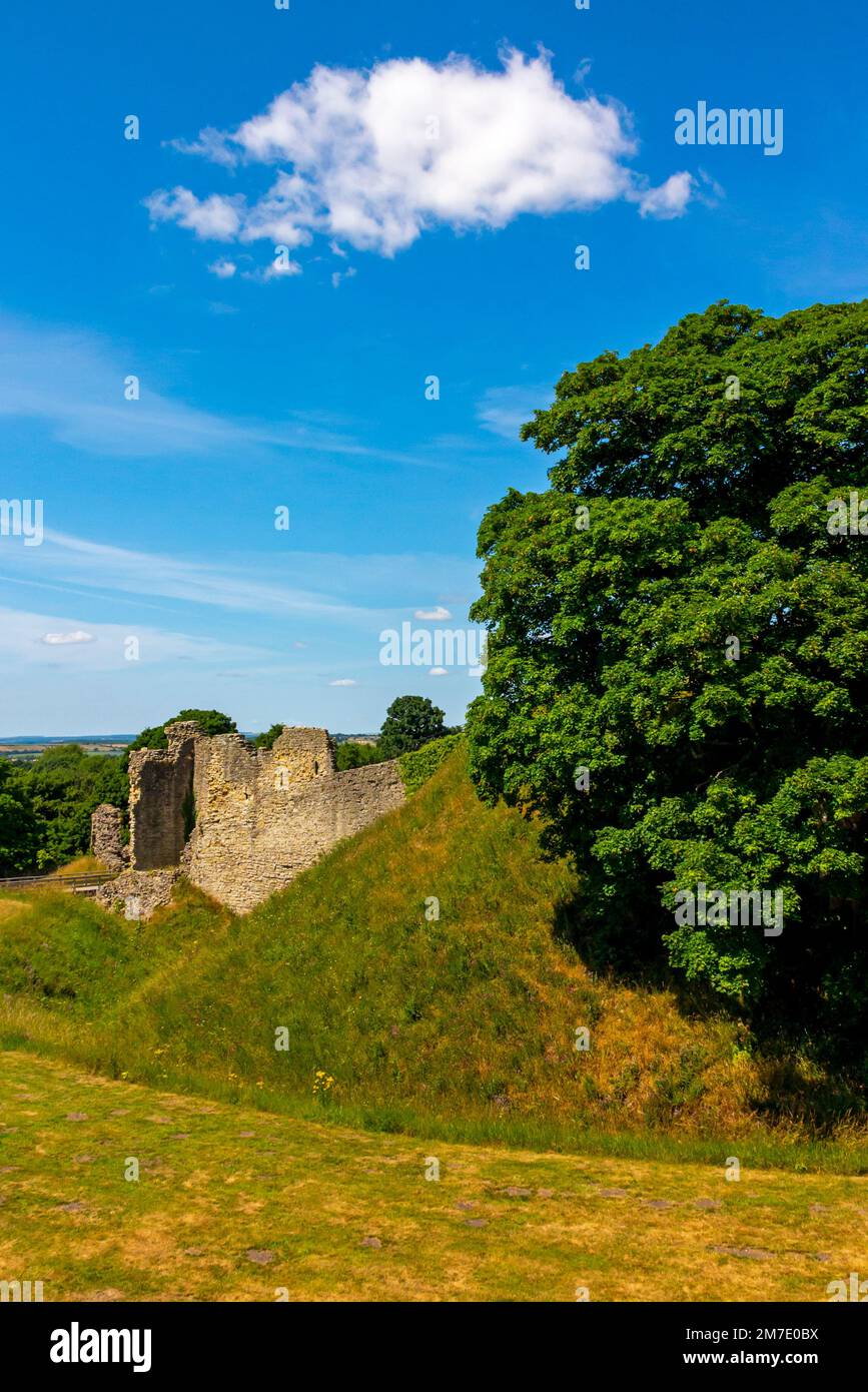 Vestiges de Pickering Castle a motte et bailey fortification dans le North Yorkshire Angleterre Royaume-Uni construit à l'origine par les Normands en 1070. Banque D'Images