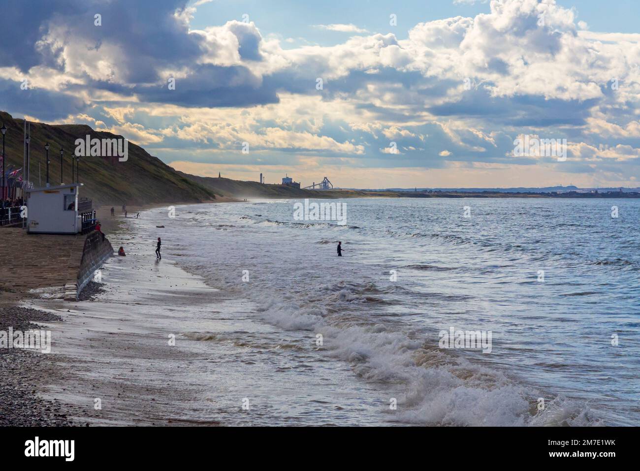 Vue d'été sur la mer et la plage au nord de Saltburn-by-the-Sea près de Redcar dans le NorthYorkshire Angleterre Royaume-Uni. Banque D'Images