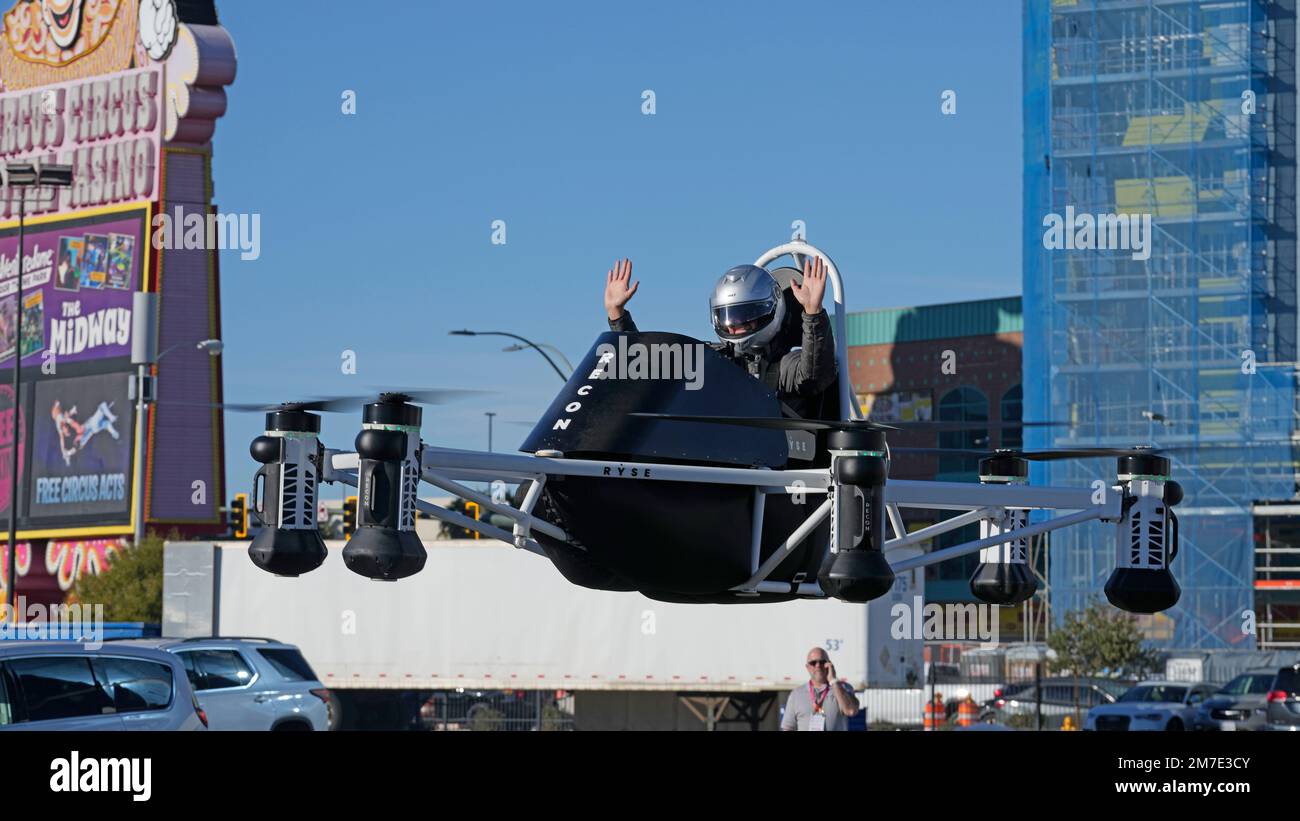 The RYSE RECON hovers during a flight at the CES tech show Friday, Jan. 6, 2023, in Las Vegas. The Recon ultralight is a one passenger eVTOL multicopter aircraft with a top speed of 63 mph (101 km/h) and has a range of 25 miles (40 km). The aircraft sports six propellers, six electric motors, an open cockpit and open-framed fuselage. The multicopter is capable of making land-based and water takeoff and landings. (AP Photo/Rick Bowmer) Banque D'Images