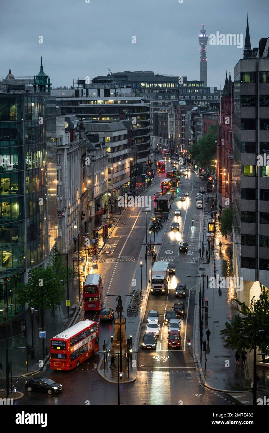 Vue sur les rues de Lodnon à Holborn depuis un immeuble de bureaux situé à proximité, très fréquenté par la circulation. Banque D'Images