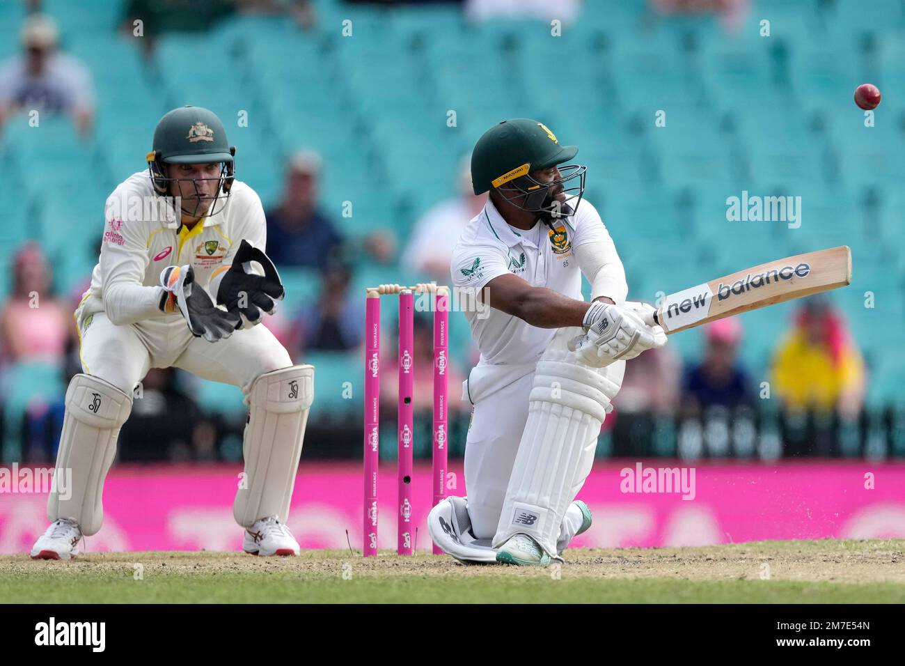South Africa's Temba Bavuma, left, bats in front of Australia's Alex Carey during the fourth day of their cricket test match at the Sydney Cricket Ground in Sydney, Saturday, Jan. 7, 2023. (AP Photo/Rick Rycroft) Banque D'Images