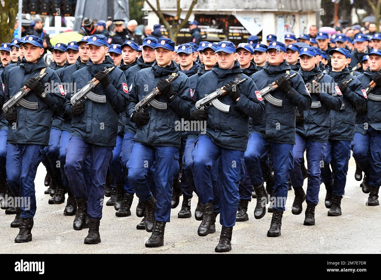 Sarajevo, Bosnie-Herzégovine. 9 janvier 2023, Sarajevo, Sarajevo, Bosnie-Herzégovine: Des policiers serbes de Bosnie prennent part à un défilé marquant la « Journée de la République Srpska », à Istocno Sarajevo, sur le 9 janvier 2023, en défiant une interdiction légale de 2016 et en colère des musulmans bosniaques qui la considèrent comme une provocation. Crédit : ZUMA Press, Inc./Alay Live News Banque D'Images